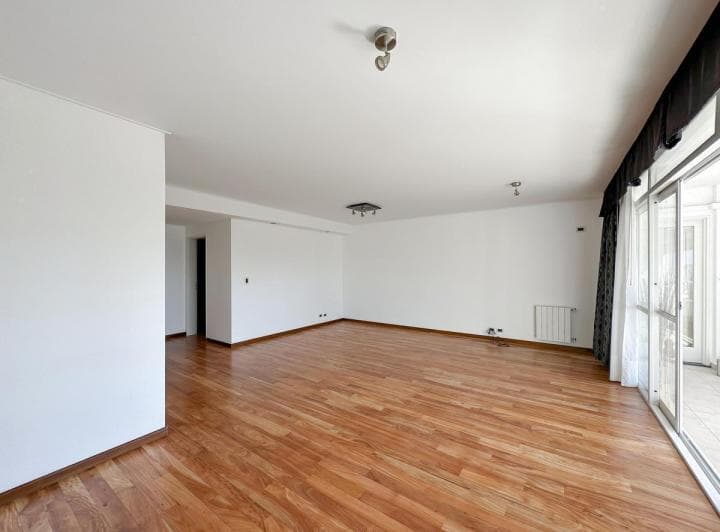Departamento de 3 Dorm. con Cochera en Zona Río - 2