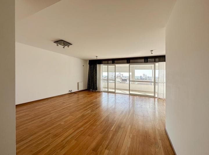 Departamento de 3 Dorm. con Cochera en Zona Río - 4