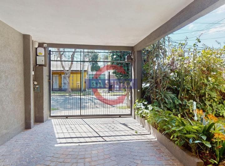 Venta | Casa en Lote Propio con Jardín, Pileta y Quincho – Juramento Al 400 - 3
