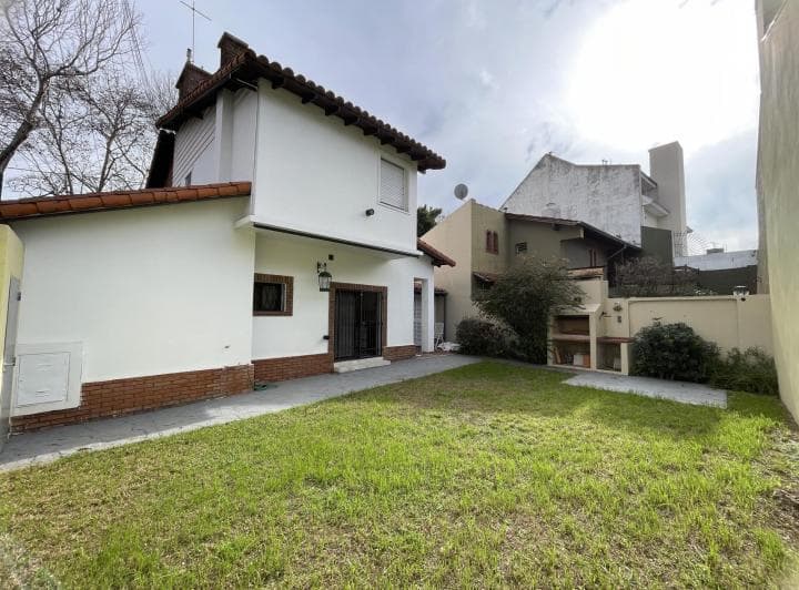 Casa en Alquiler - Vicente López - 3 Dorm. - 2 Baños - Jardin - 4