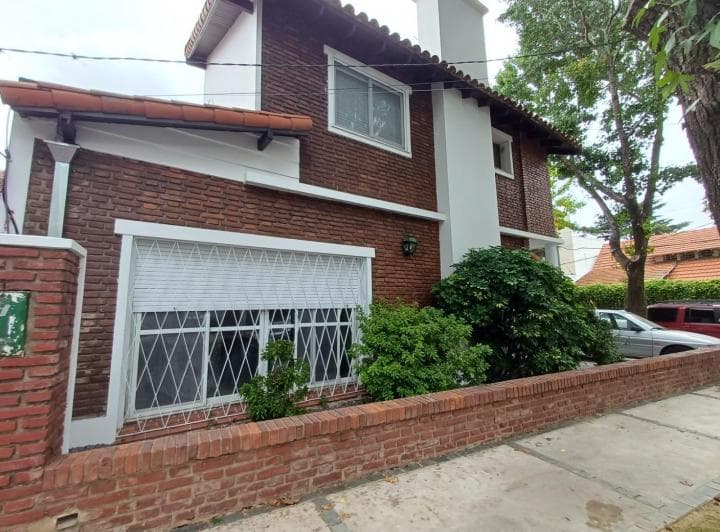 Casa en Alquiler - Vicente López - 3 Dorm. - 2 Baños - Jardin - 5