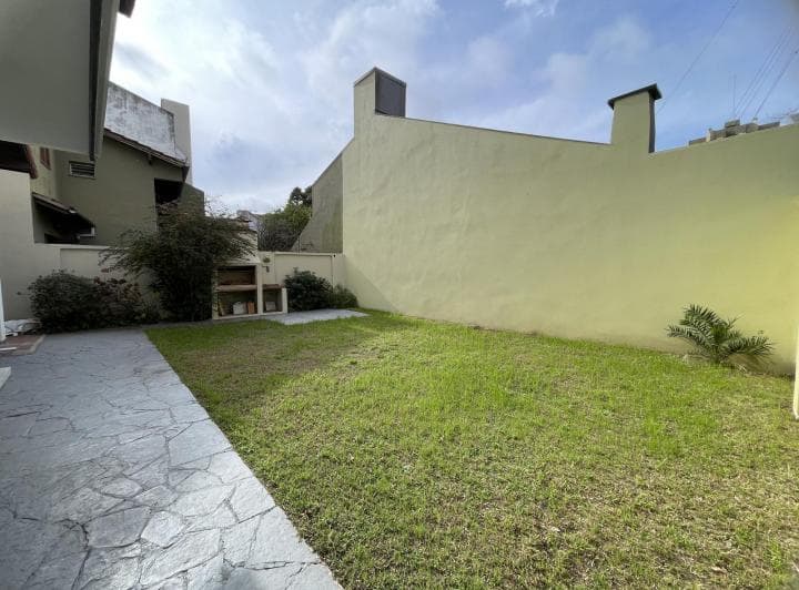 Casa en Alquiler - Vicente López - 3 Dorm. - 2 Baños - Jardin - 2