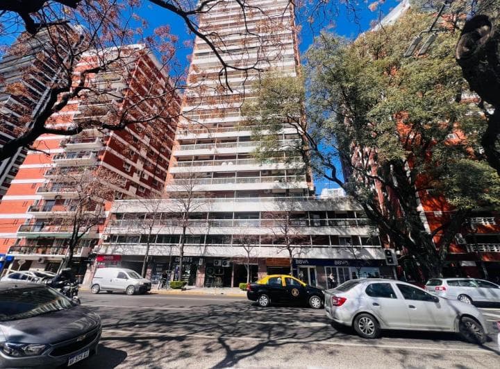 Exclusivo 3 Ambientes Piso Alto con Dependencia, Cochera y Baulera - 2