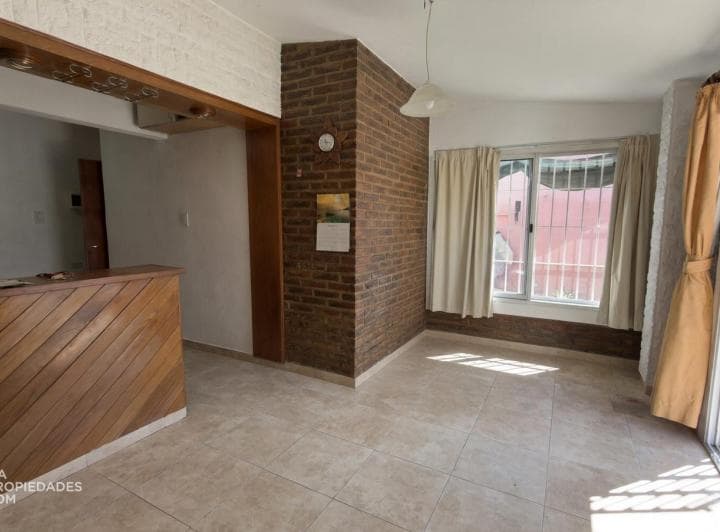 Casa de Dos Dorm. y Patio, con Local Comercial en Esquina. - 4