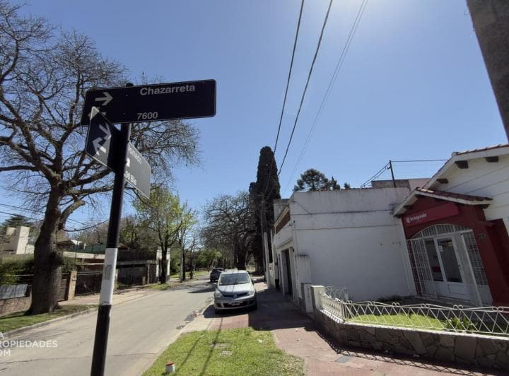 Casa de Dos Dorm. y Patio, con Local Comercial en Esquina. - 2