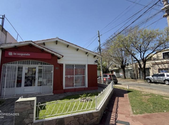Casa de Dos Dorm. y Patio, con Local Comercial en Esquina. - 3