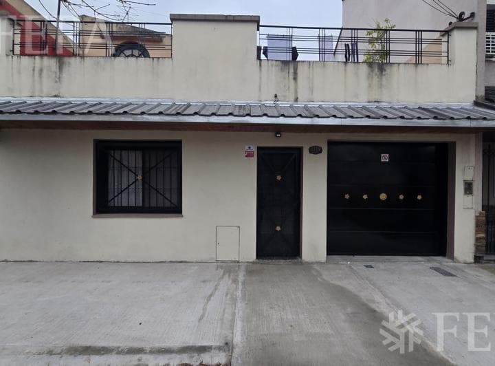 Venta Casa 5 Ambientes con Cochera en Lanús Oeste - 2