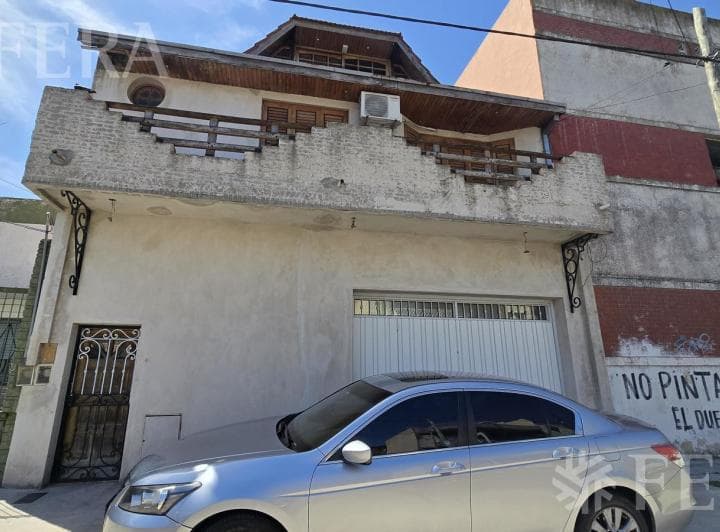 Venta Casa 5 Ambientes con Cochera en Sarandi - 2
