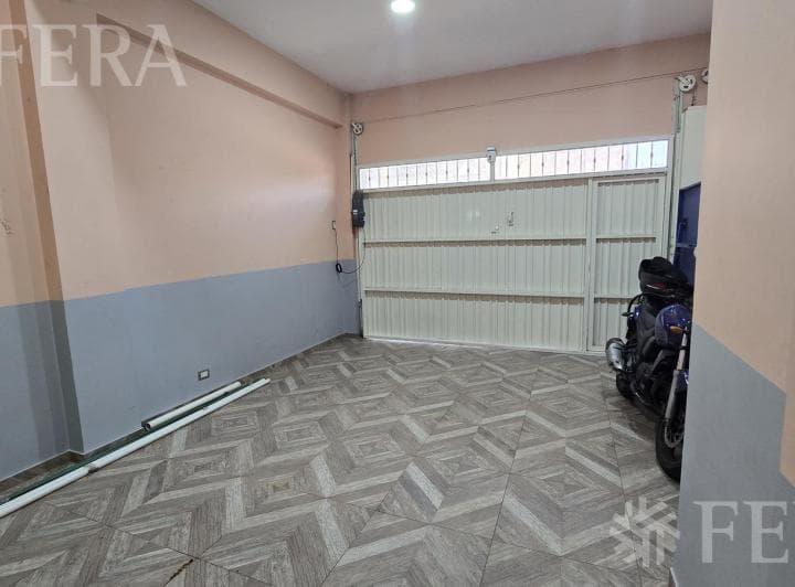 Venta Casa 5 Ambientes con Cochera en Sarandi - 4