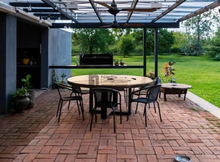 Casa en Venta Cerca de Barrio Norte - Club de Campo Las Moritas 3 Dorm y Estudio, Pileta y Amplio Ja - 2