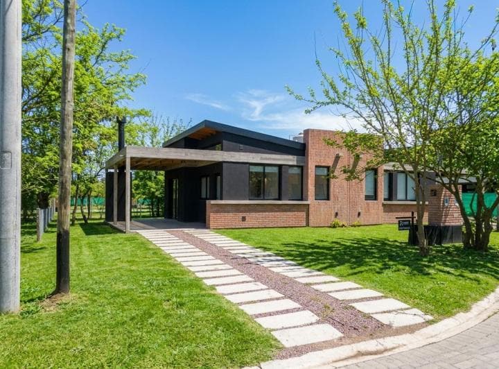 Casa a Estrenar en Venta en Barrio Raíces 1, San Vicente, con Parque - 2