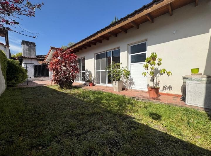 Casa con Jardin, Quincho y Garage, 5 Amb, San Fernando, Apto Credito. - 2
