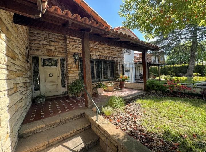 Casa con Jardin, Quincho y Garage, 5 Amb, San Fernando, Apto Credito. - 3