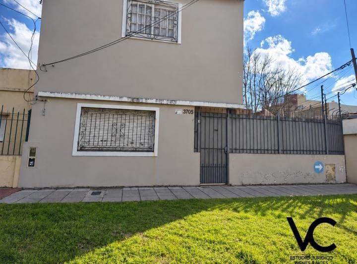 Venta - Casa de 4 Ambientes con Suite, Vestidor, Cochera, Patios y Terraza – Remedios de Escalada - 2