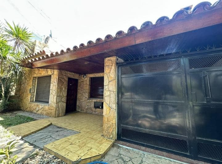 En Venta Casa con Parque, Cochera y Excelente Ubicación - 4