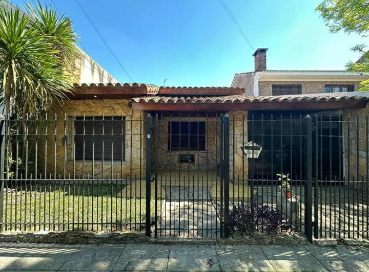 En Venta Casa con Parque, Cochera y Excelente Ubicación - 2