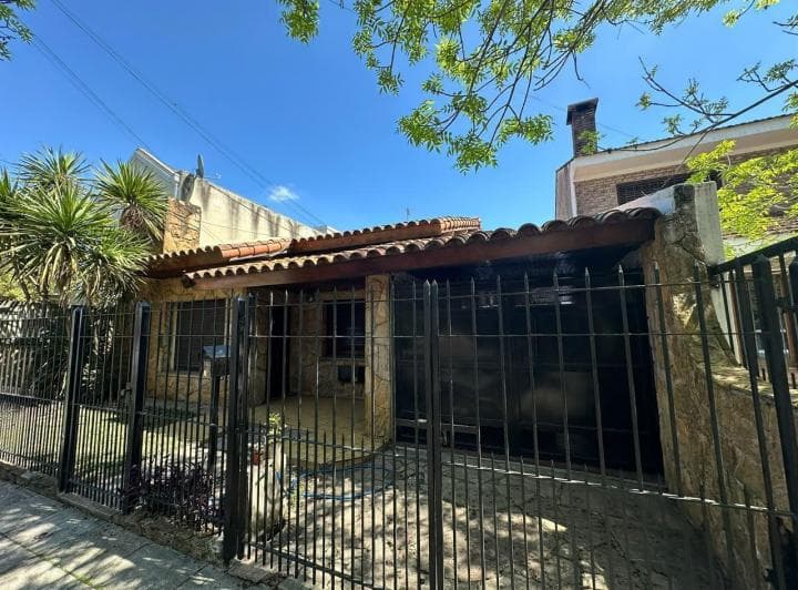 En Venta Casa con Parque, Cochera y Excelente Ubicación - 3