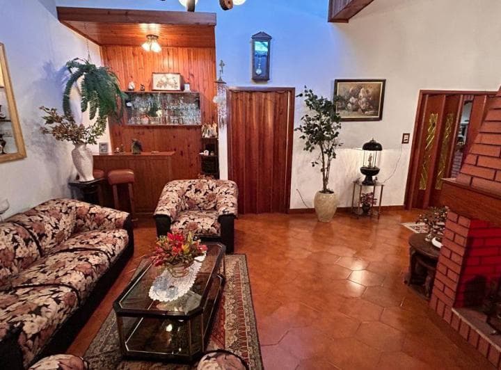 Venta Espectacular Casa en Lomas de Zamora - Cochera, Patio, Jardin, Fondo Libre y Quincho - 5