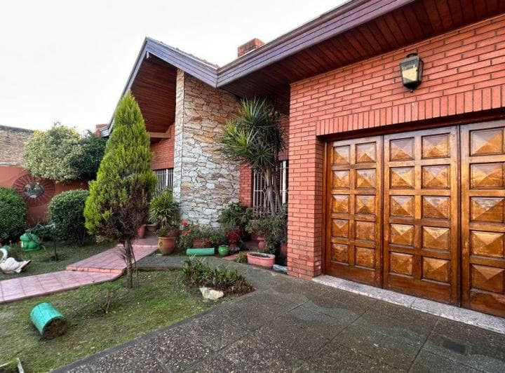 Venta Espectacular Casa en Lomas de Zamora - Cochera, Patio, Jardin, Fondo Libre y Quincho - 3