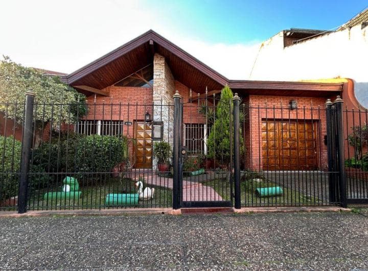 Venta Espectacular Casa en Lomas de Zamora - Cochera, Patio, Jardin, Fondo Libre y Quincho - 2