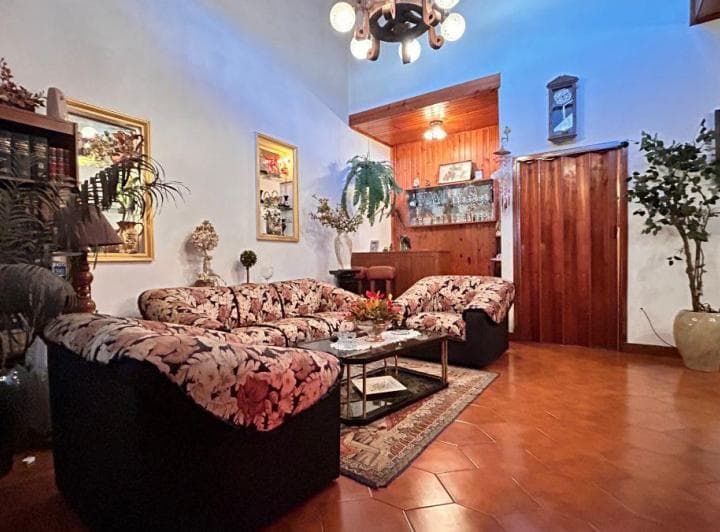 Venta Espectacular Casa en Lomas de Zamora - Cochera, Patio, Jardin, Fondo Libre y Quincho - 4