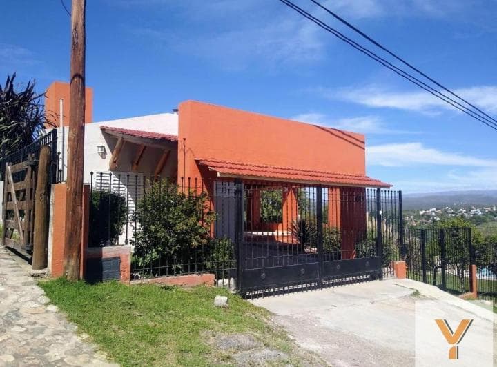 Casa en Venta - 4 Dorm. 3 Baños - Villa Carlos Paz - 4