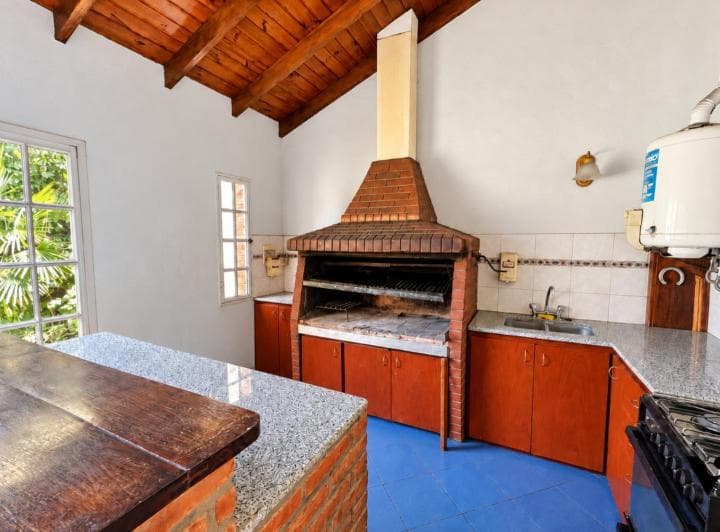 Venta Casa 4 Ambientes con Parque Pileta y Quincho - 4