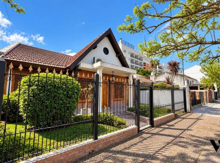 Venta Casa 4 Ambientes con Parque Pileta y Quincho - 2