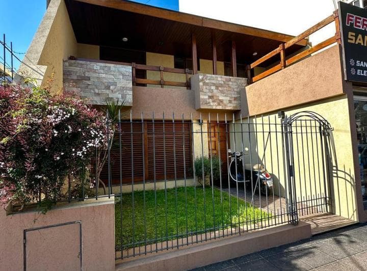 Casa en Alquiler 5 Ambientes con Piscina y Doble Cochera! Ramos Mejia. - 2