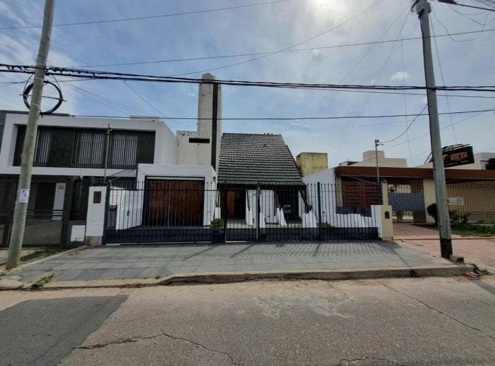 Casa en Maipú, 2* Sección, 3 Dorm., Pileta y Solárium. - 4