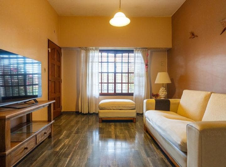 Venta Casa 6 Ambientes con Cochera, Patio y Parrilla - Villa Luzuriaga - 2