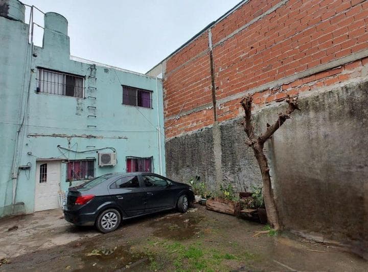 Venta Casa de 6 Amb. Entrada Auto y Amplio Terreno - 5