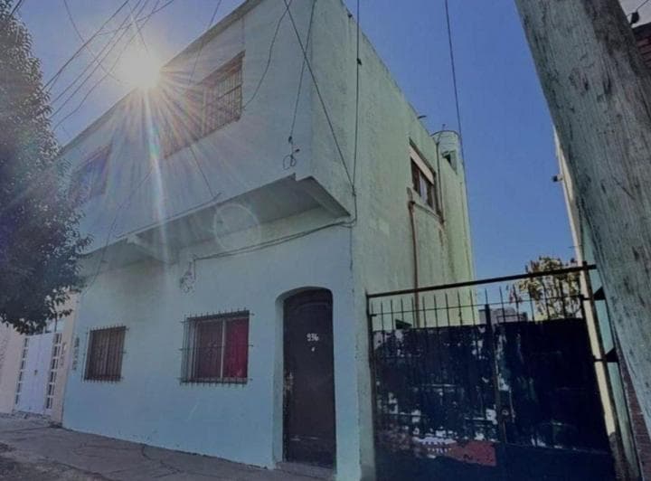 Venta Casa de 6 Amb. Entrada Auto y Amplio Terreno - 4