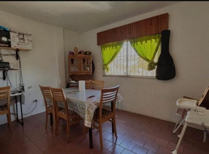 Venta Casa de 6 Amb. Entrada Auto y Amplio Terreno - 2