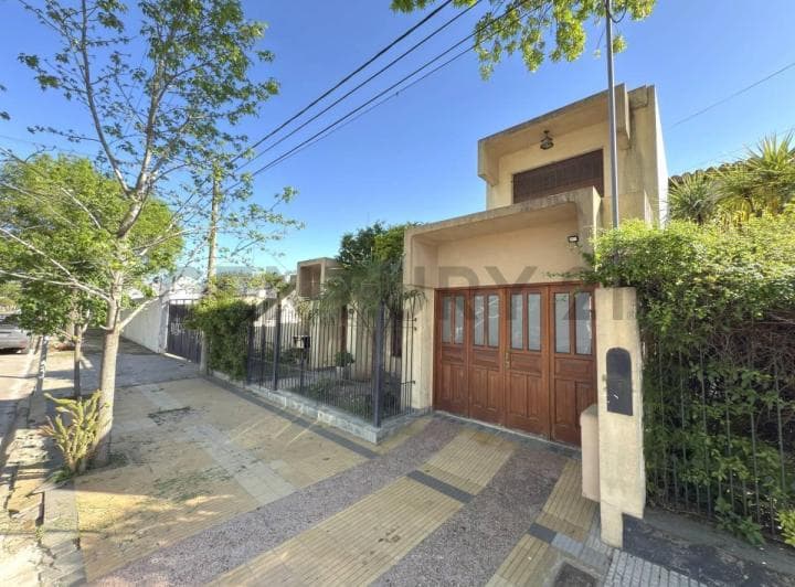 Hermosa Casa de Tres Habitaciones, con Pileta y Jardín en Zona Sagrado Corazón – - 2