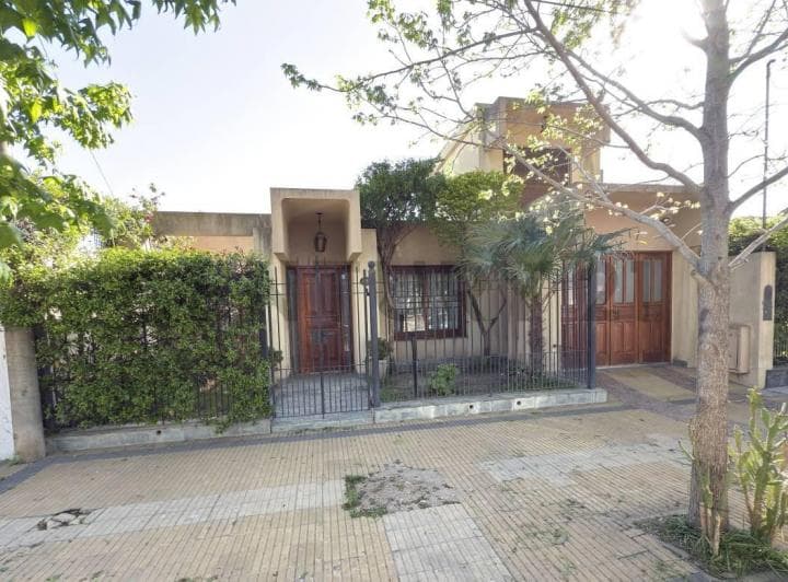 Hermosa Casa de Tres Habitaciones, con Pileta y Jardín en Zona Sagrado Corazón – - 3
