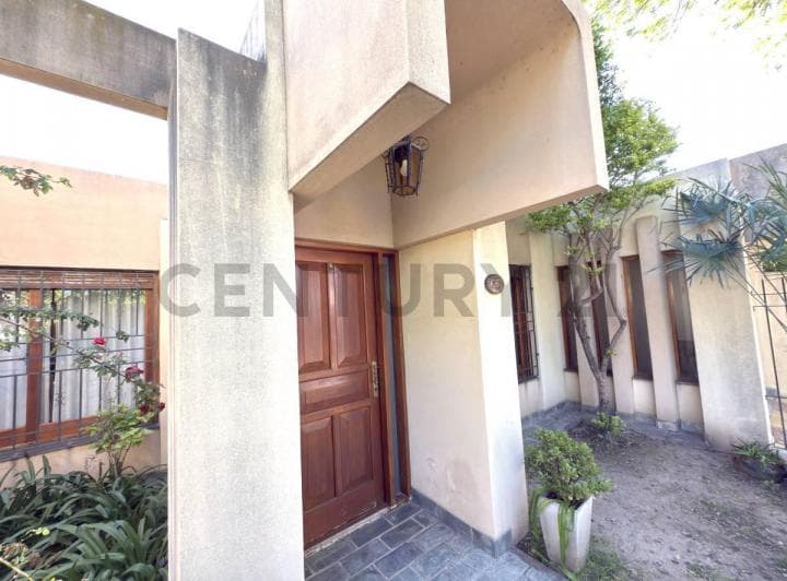 Hermosa Casa de Tres Habitaciones, con Pileta y Jardín en Zona Sagrado Corazón – - 4