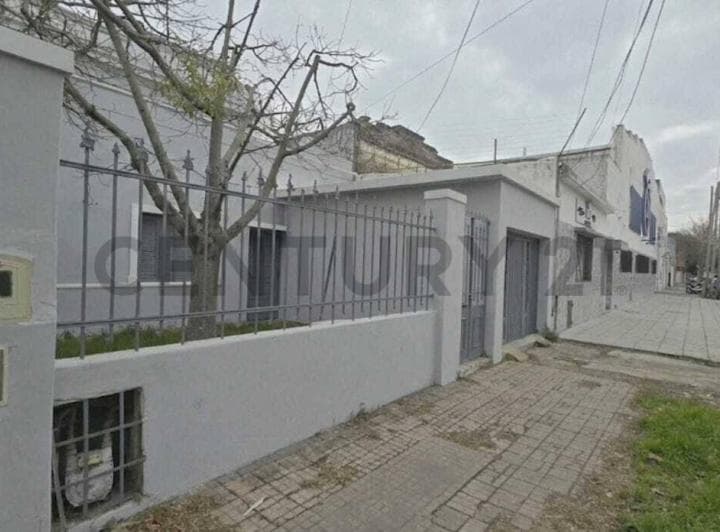 Venta Casa 4 Ambientes en Lanús Oeste, Remedios de Escalada, con Parque, Pileta - 2