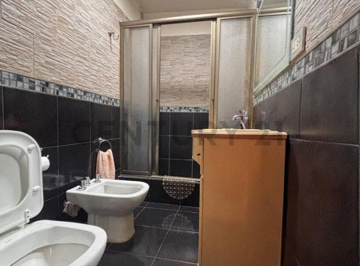 Casa 5 Amb. C/ Terraza y Cochera y Local Comercial - Villa del Parque - 5