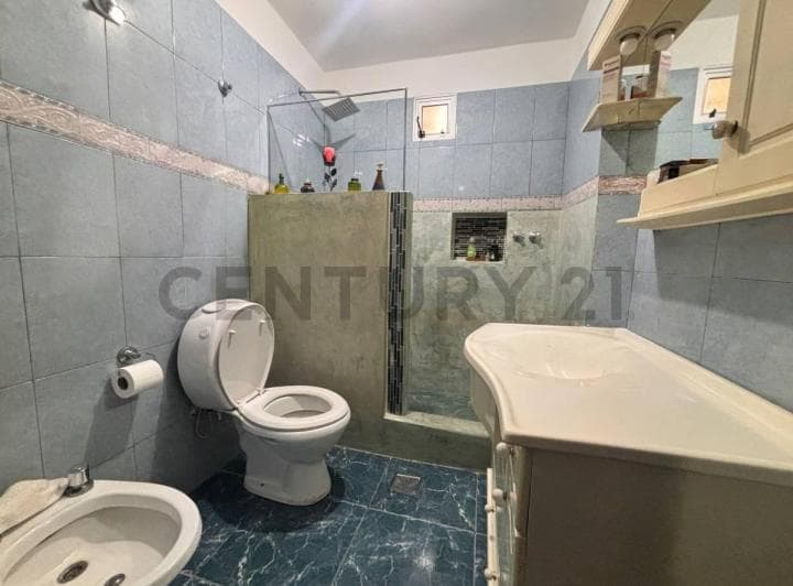 Casa 5 Amb. C/ Terraza y Cochera y Local Comercial - Villa del Parque - 4