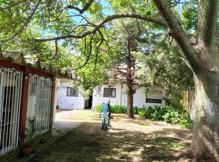 12 Entre 485 y 486 Se Vende Casa con 3 Dorm. - Quincho y Pileta – Villa C - 5