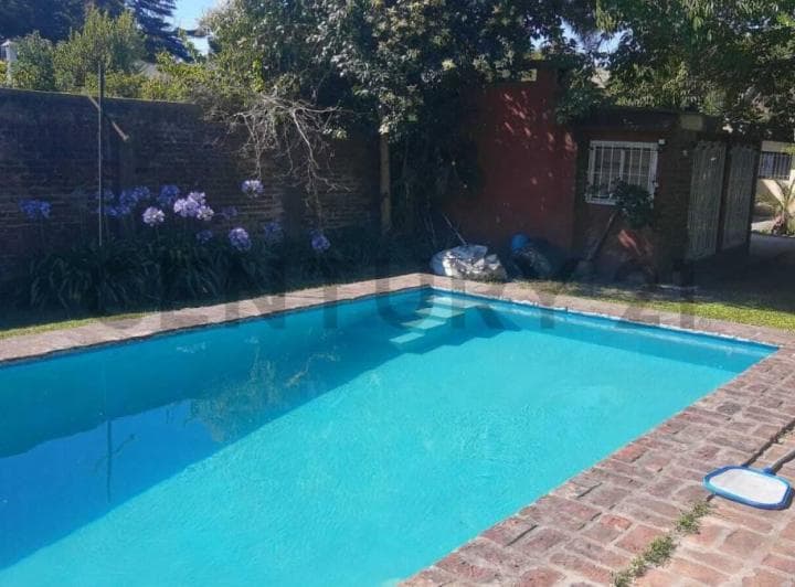 12 Entre 485 y 486 Se Vende Casa con 3 Dorm. - Quincho y Pileta – Villa C - 3