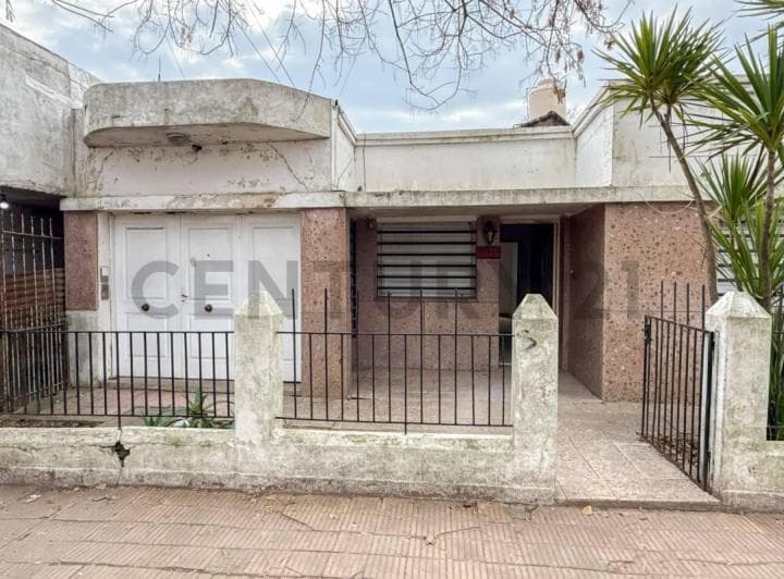 Casa en Venta en La Plata con Dos Departamentos - 2