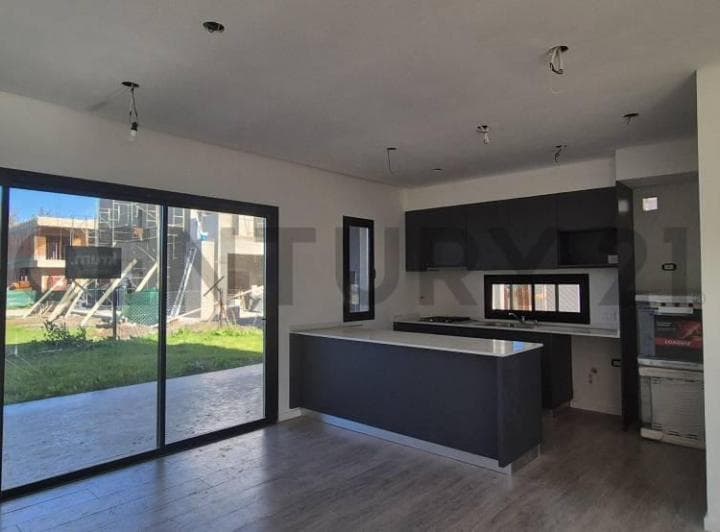 Casa Tipo Dúplex 5 Ambientes con Jardín Privado en Pilar - 3