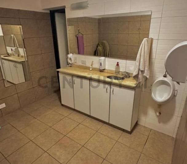 Salon Comercial - Edifico de Oficinas. - Gran Oportunidad - 5