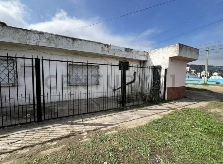Casa de 3 Ambientes con Local Al Frente - 2
