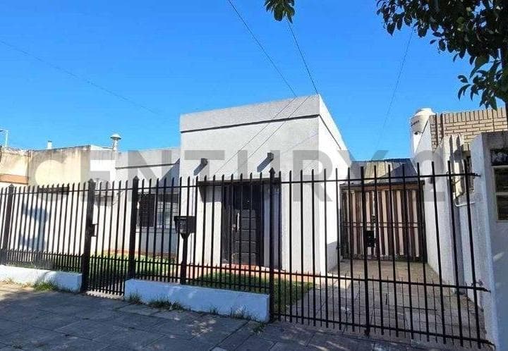 Venta Casa 4 Ambientes en Moron - Permuta - 2