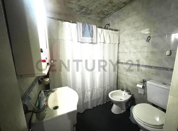 Casa 3 Ambientes con Patio, Cochera y en Planta Alta Para Armar Otro Departament - 3