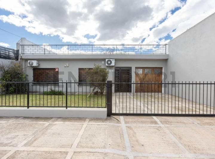 Casa 4 Ambientes Remodelada – Gran Calidad Constructiva. Apto Crédito. Permuta - 4