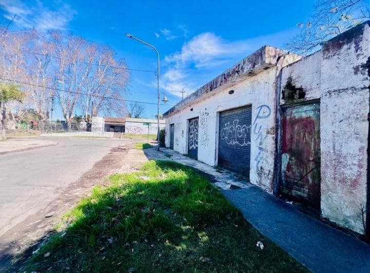 Oportunidad! 3 Locales a Reciclar en Benavides - 2